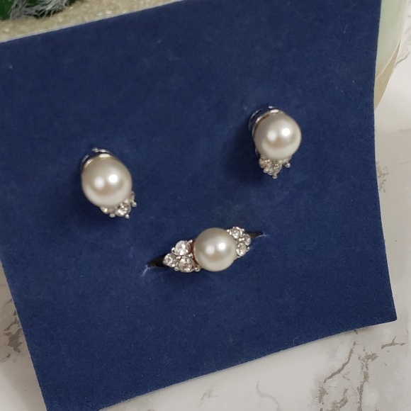 Avon Set of Faux Pearl Earrings and Ring - Picture 2 of 4